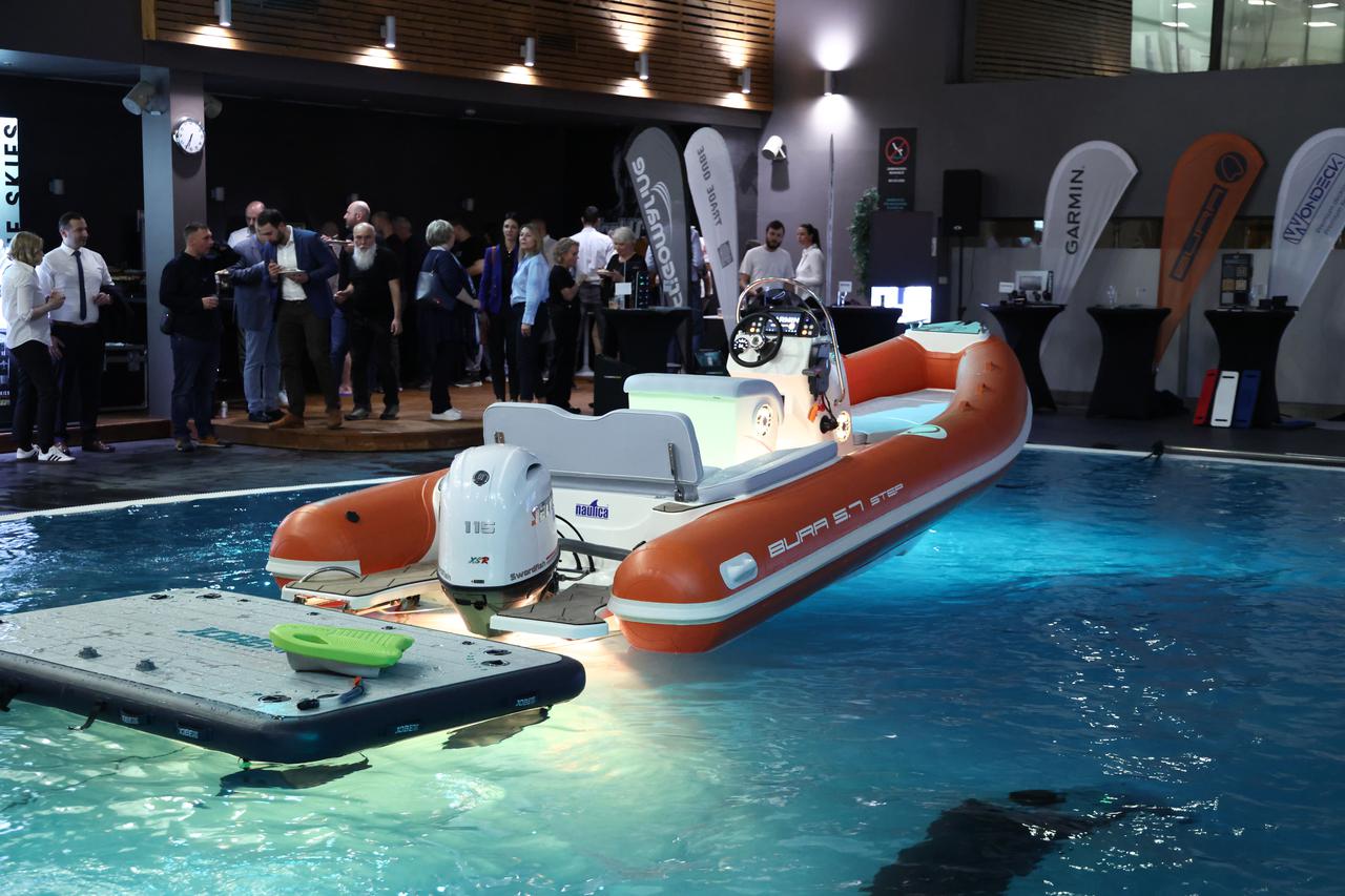 Zagreb: Kao najava Sajma Nautike u bazen hotela Westin postavljen čamac Bura 