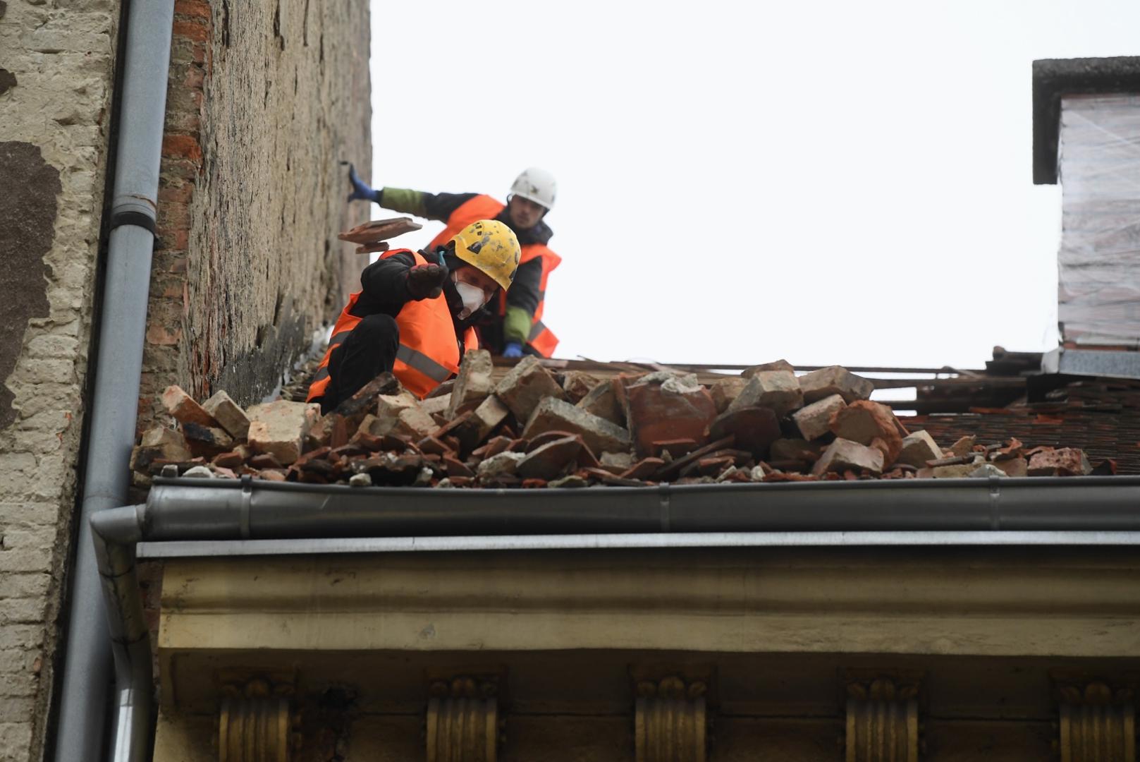 26.03.2020., Zagreb - Civilna zastita sanira krov u Frankopanskoj ulici. Photo: Marko Lukunic/PIXSELL