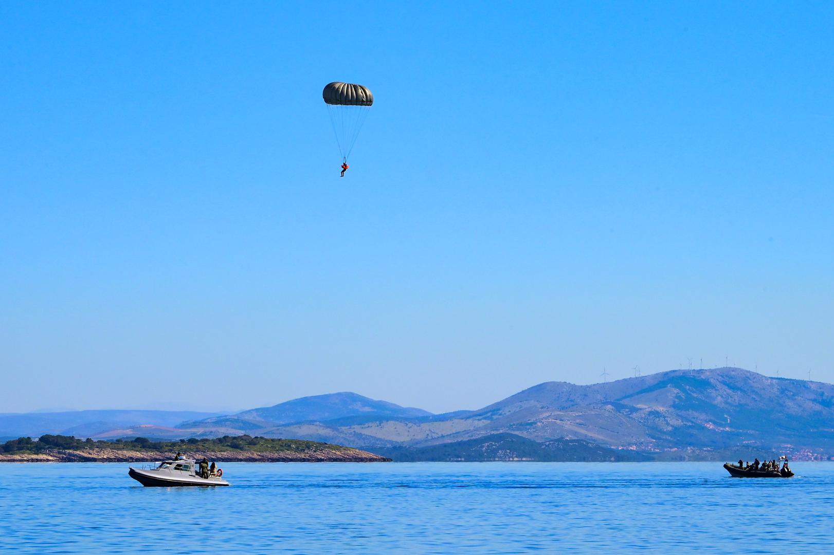 U kasnijoj fazi posebno se radilo na specijalističkim vještinama poput nasilnog zauzimanja broda u pokretu (VBSS), borbenog ronjenja, podvodne navigacije te zauzimanja obale, sve to uz korištenje RHIB brodica. 