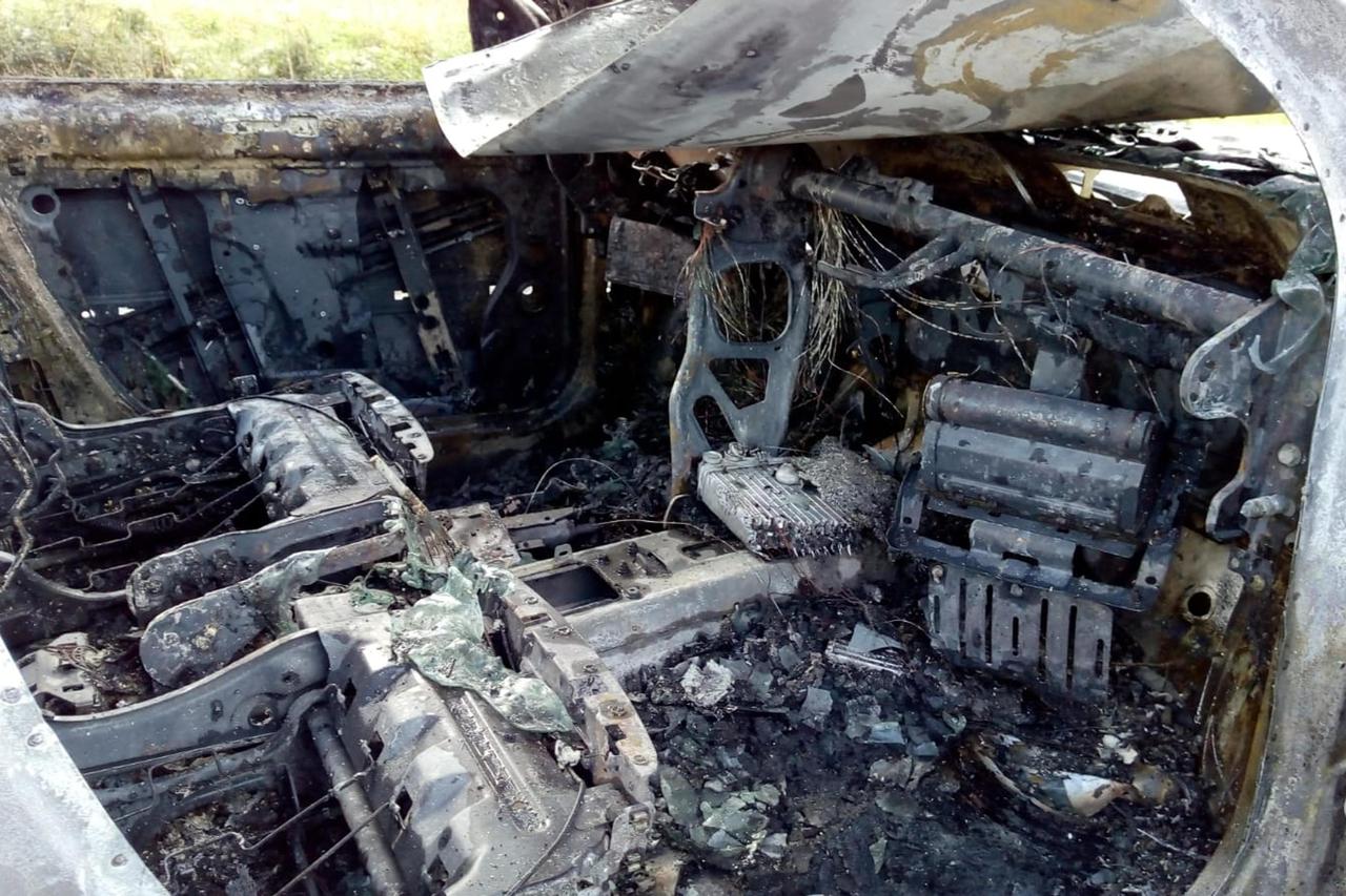 Renault se zapalio u vožnji kod Gračaca i u potpunosti izgorio