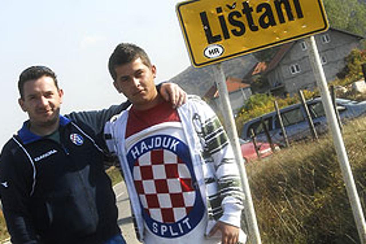 Dinamovci Ivica Jureta i Ante Perić s hajdukovcem Matom Perićem pokraj ploče s imenom njihova rodnog sela