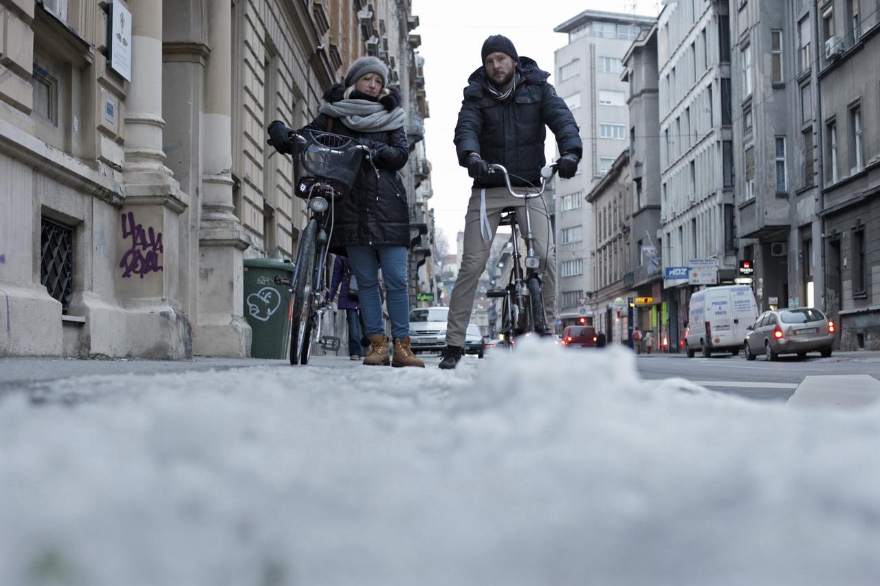 18.01.2017., Zagreb - Gunduliceva. Tena Saric i Goran Lampelj nemogu koristiti veliki broj biciklistickih staza zato sto nisu ociscene od snijega.  Photo: Sanjin Strukic/PIXSELL