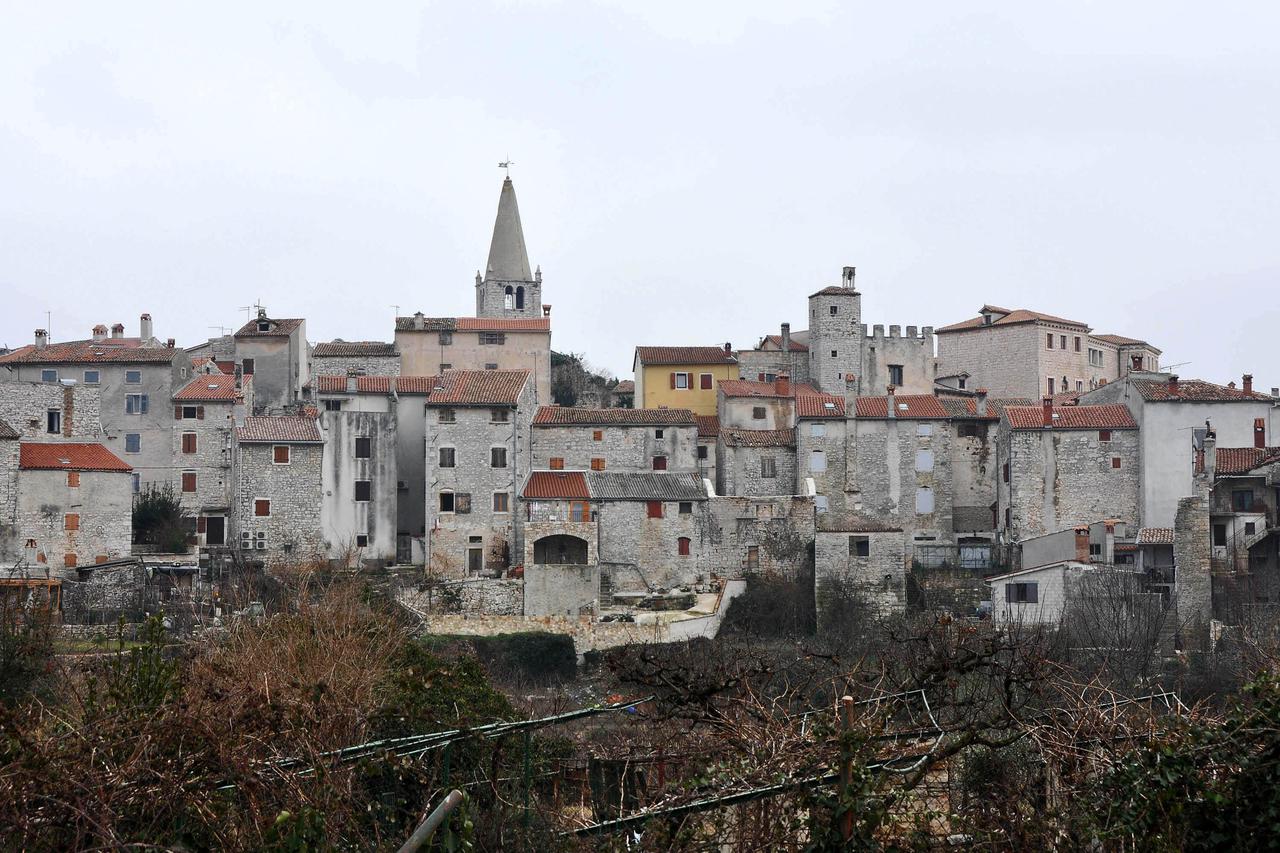 Bale: Pogled na Bale, malo povijesno istarsko mjesto