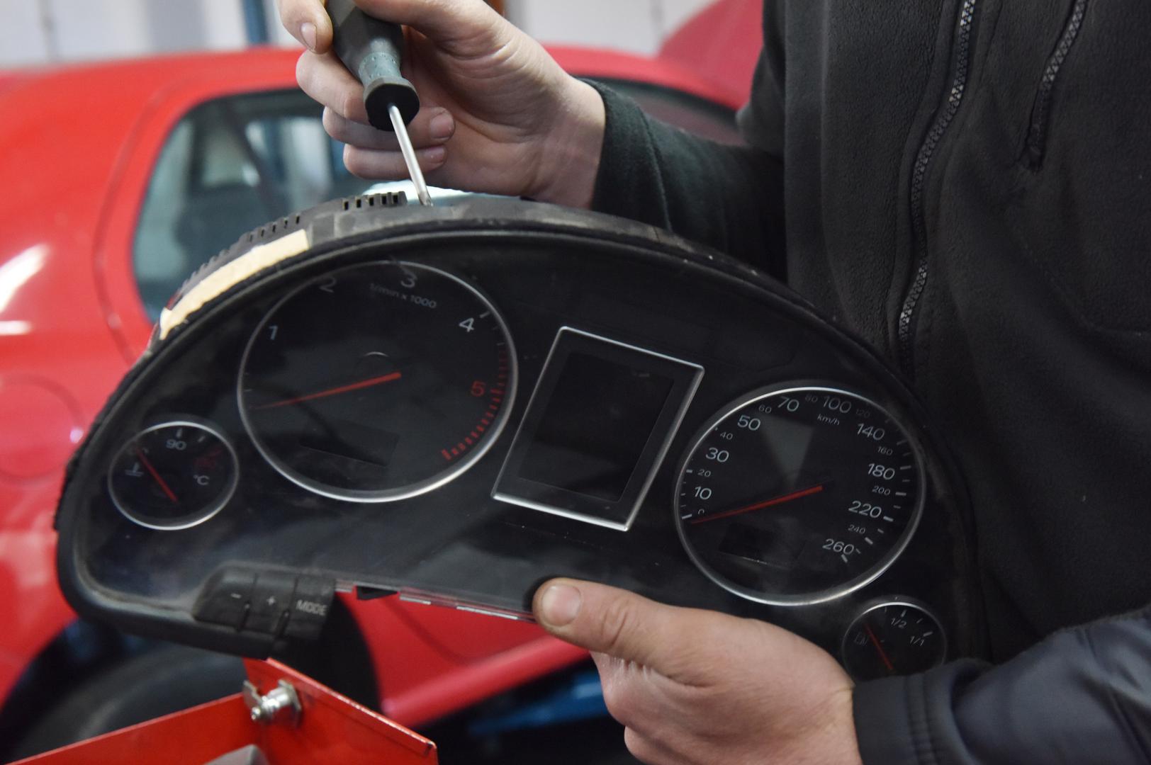 Ako kliknete na njega, vaš iPhone identificirat će koje svjetlo upozorenja vam pokazuje i znat ćete što se događa. Odlična pomoć lijenima, ali ipak biste se trebali malo potruditi i naučiti što simboli na instrument-ploči znače.