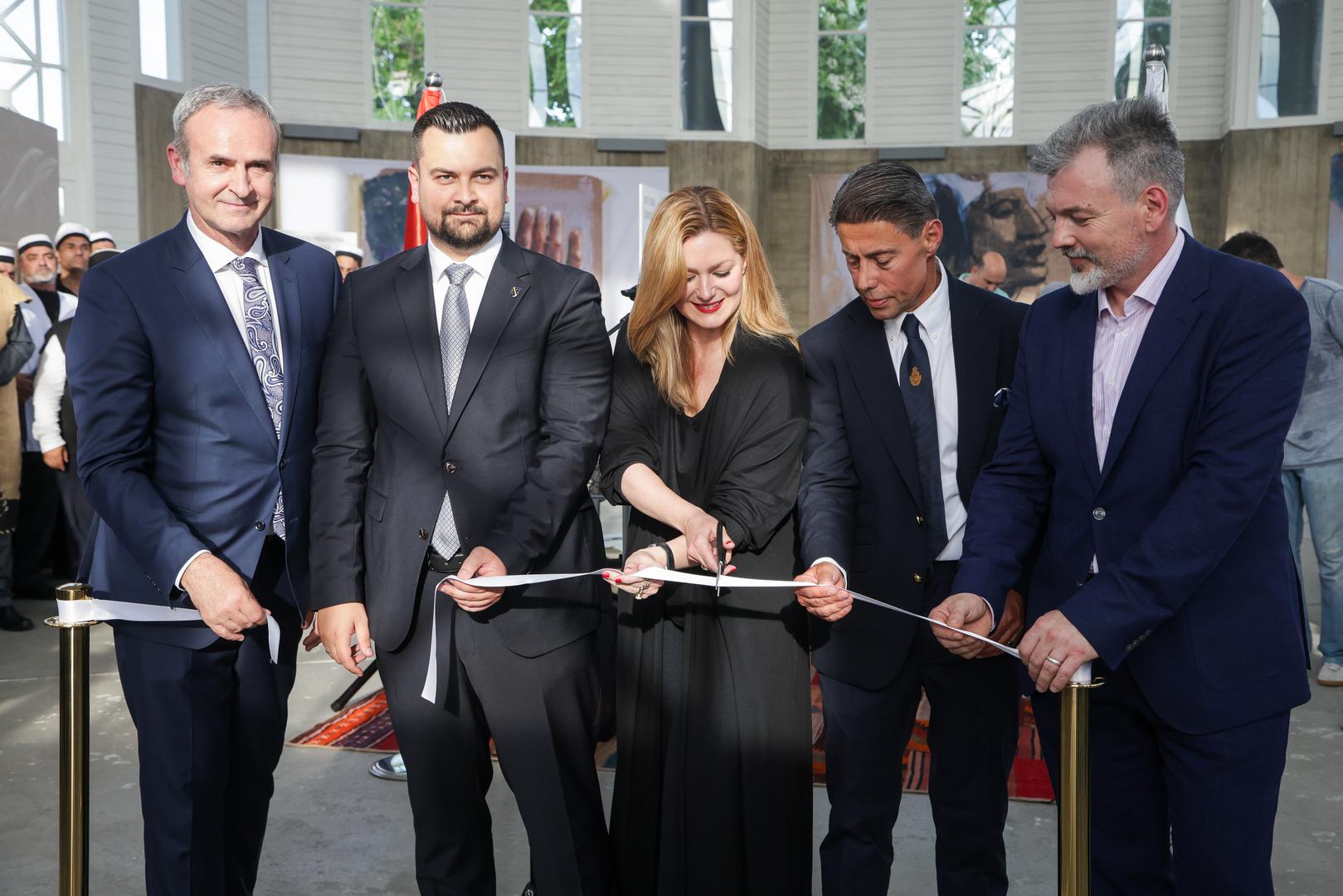 Postav uključuje originalne Derviške dnevnike u muzejskim vitrinama, desetak A3 sketchbookova s crtežima u ugljenu, sangvini, tušu, grafitu i pastelu, koji dosad nisu izlagani