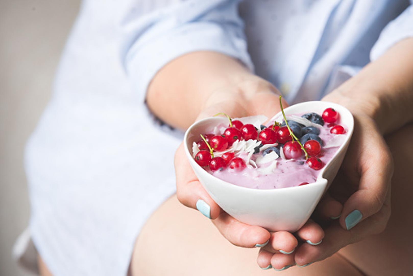 Smrznuti jogurt - Jogurt je zdrav obrok i pomaže u smirivanju želuca. Međutim, neki jogurti ne sadrže žive i aktivne kulture. Kada se masnoća ukloni iz jogurta kako bi se smanjila količina kalorija, dodaje se šećer da bi se poboljšao okus. 