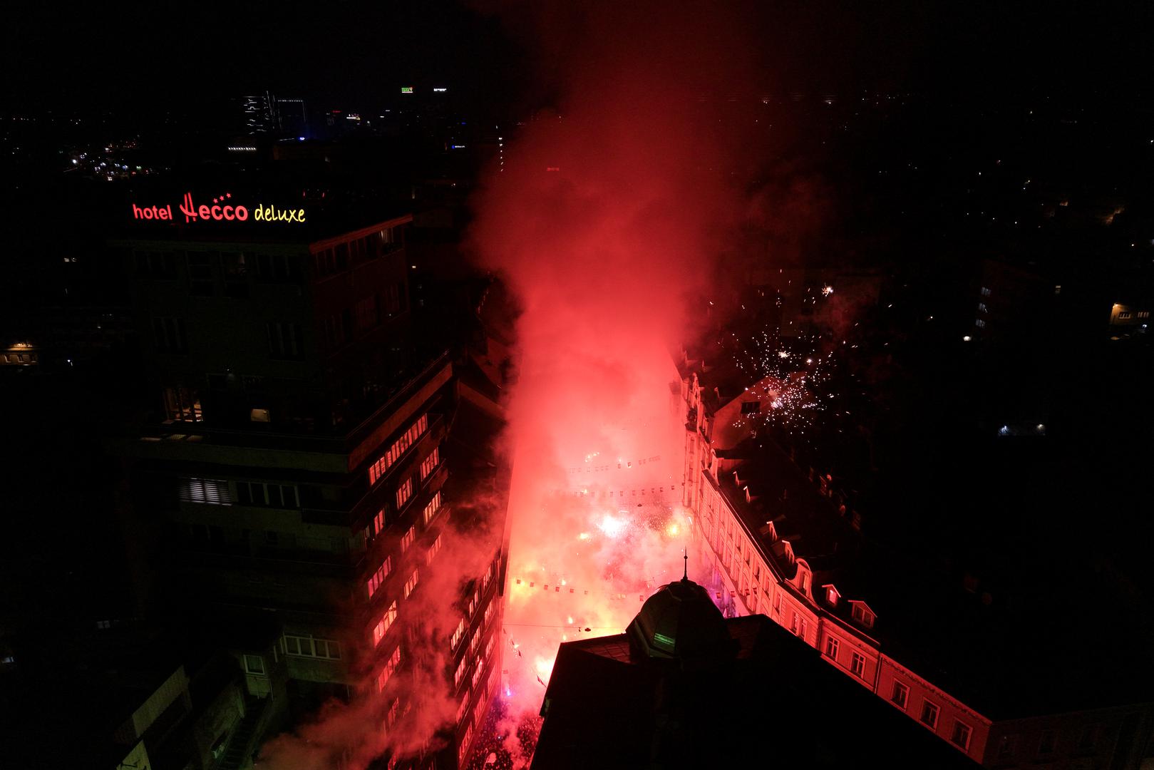 Kada su napokon stigli pred Vječnu vatru, nastao je delirij. Igrači su se, noseći majice s natpisom "Dolazimo", popeli na improviziranu pozornicu na balkonu, a prizor je postao nestvaran. Stotine baklji obasjale su noć, a skandiranje "Bosna, Bosna!" i "Tko ne skače, mrzi Bosnu" treslo je cijeli grad.