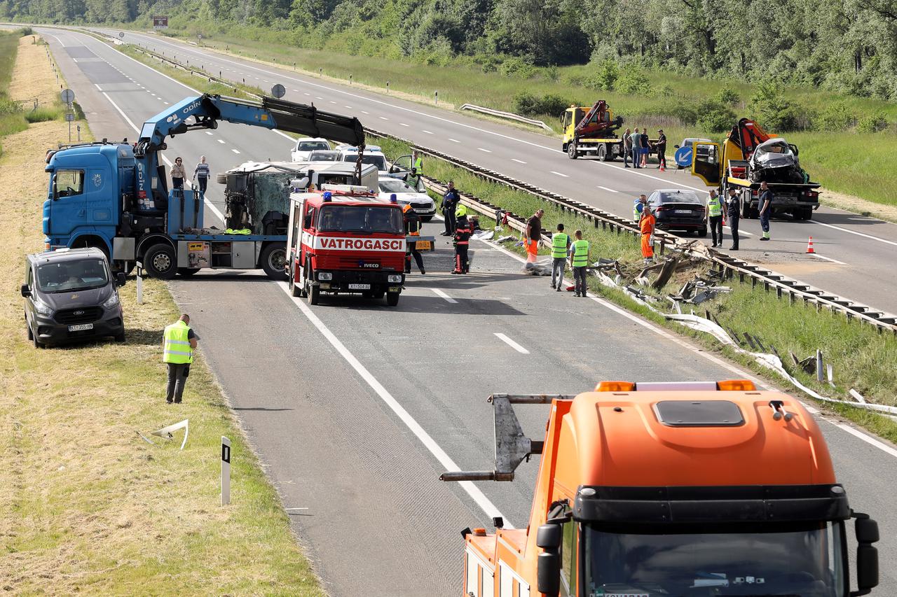 U sudaru autobusa i auta na A3 dvije osobe poginule, više ozlijeđenih