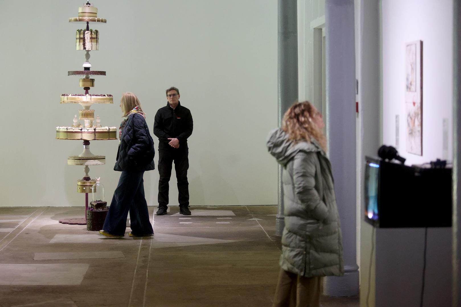 Kustosica izložbe Kristina Barišić istaknula je da su izložena djela u rasponu od klasičnih do eksperimentalnih. Ona su zavodljiva i ekscentrična. Neki od radova iz zbirki muzeja nisu izlagani dulje od dva desetljeća, dodala je