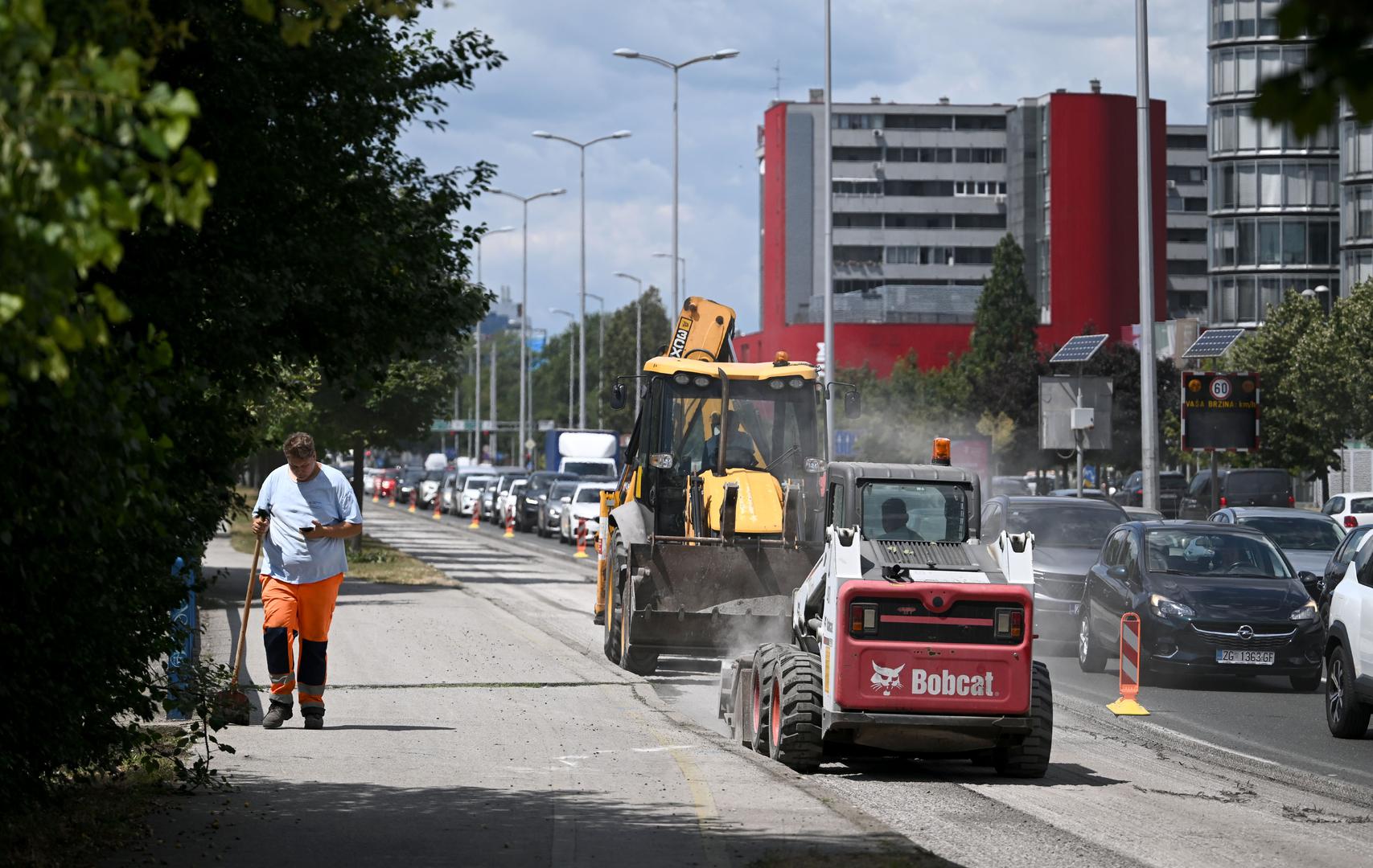 U tijeku su radovi na Zagrebačkoj aveniji od Petrovaradinske ulice do Rudeške ceste. 