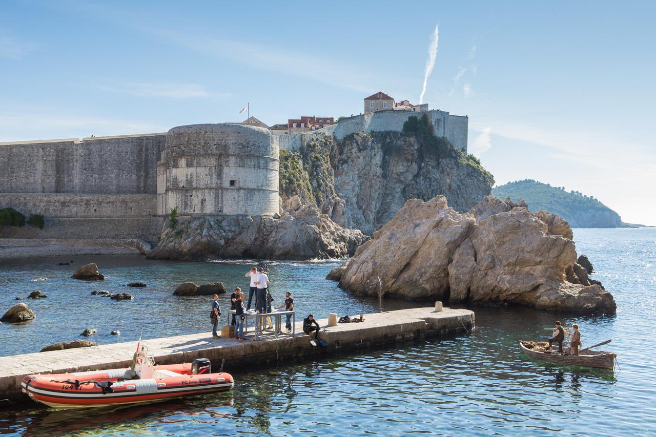 03.11.2015., Dubrovnik - U blizini gradskih zidina u Pilama snima se nova NBC-jeva serija Emerald City. Serija ima deset nastavaka, a osim u Hrvatskoj snimat ce se jos u Spanjolskoj i Madjarskoj. U snimanju serije sudjeluje produkcijska tvrtka Embassy Fil