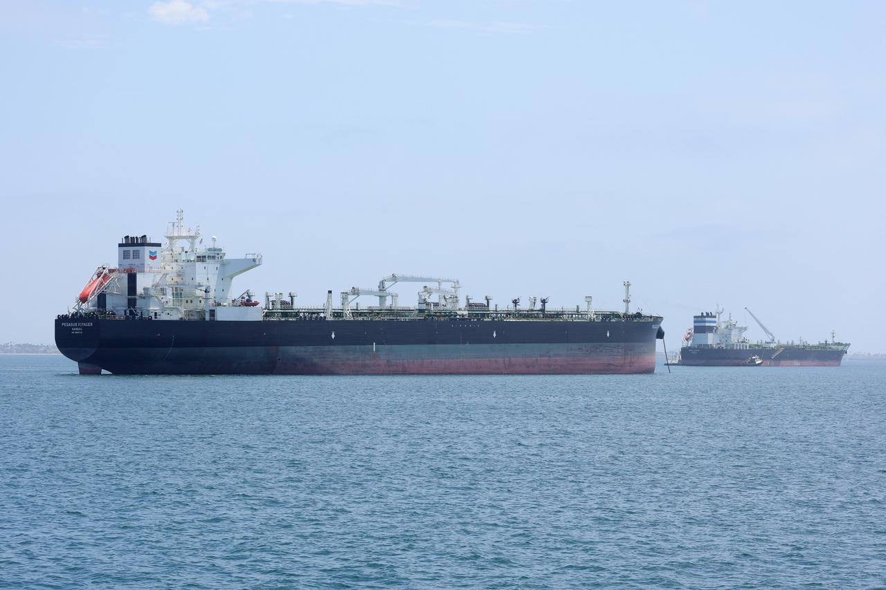 Oil tankers outside the Port of Long Beach