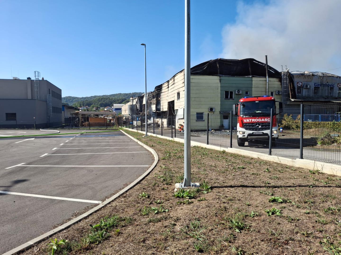 Na fotografijama s mjesta događaja vide se razmjeri štete – izgorjeli i urušeni dijelovi objekata, uništeno krovište te tragovi požara koji je tijekom jutra zahvatio velik dio kompleksa.