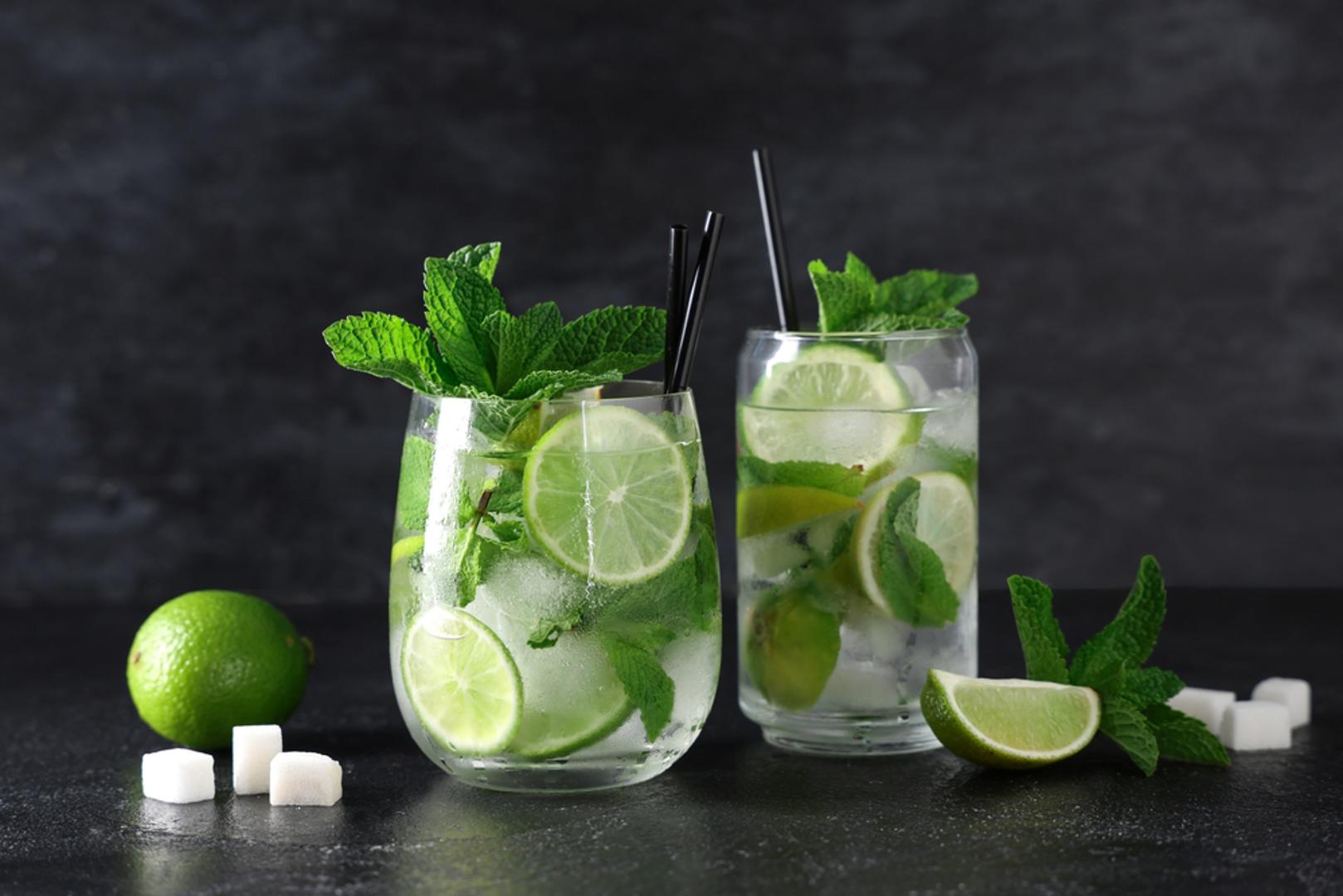 Mojito je klasik kojem je teško odoljeti. Osvježavajuća kombinacija bijelog ruma, soka limete, listića mente i smeđeg šećera savršena je za ljetne večeri. Sve se nadopunjuje sodom i ledom, a jednostavna priprema čini ga idealnim za početnike u kućnoj izradi koktela.