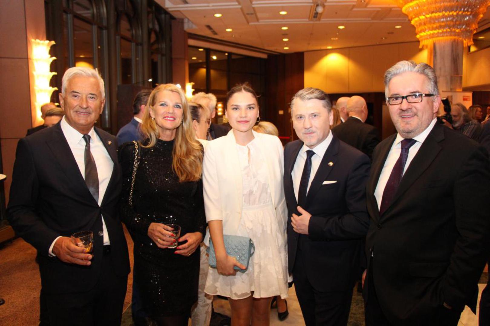 Uzvanici ove spektakularne večeri s nestrpljenjem očekuju proglašenje dobitnika ove, u hrvatskom iseljeništvu najprestižnije nagrade