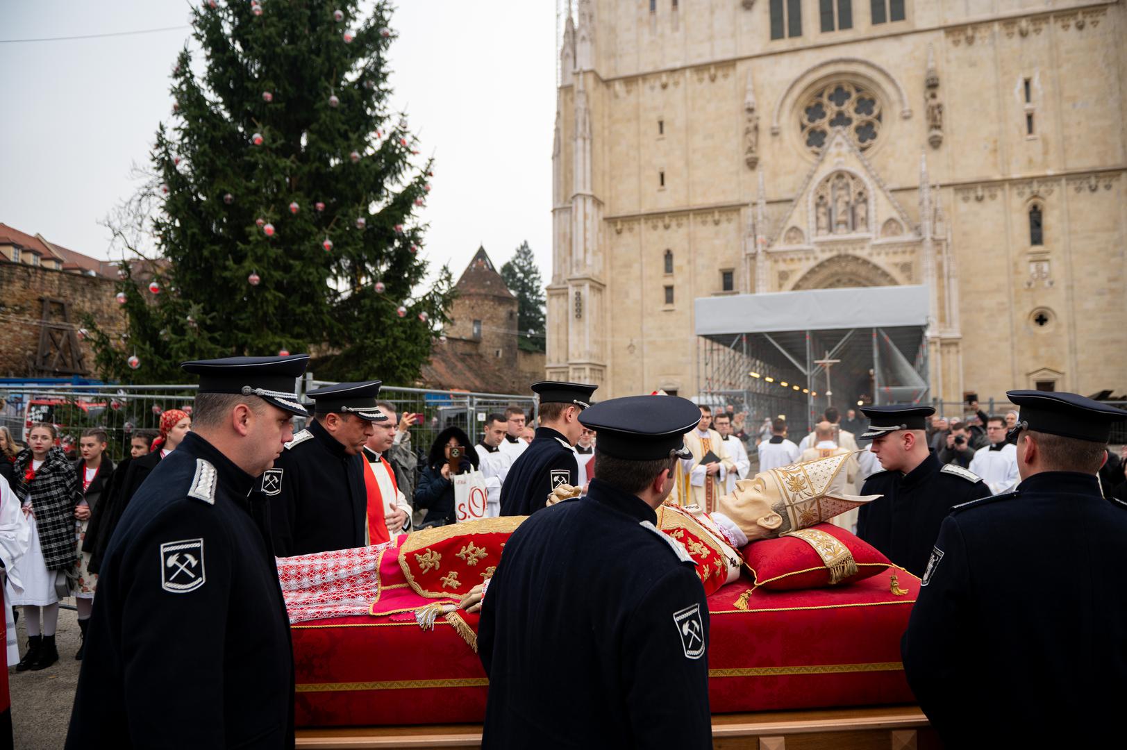 Obilježavanje zatvaranja Jubilejske godine u Zagrebačkoj nadbiskupiji započelo je misnim slavljem u nedjelju u 10 sati u zagrebačkoj prvostolnici, a predvodio ga je zagrebački nadbiskup Dražen Kutleša. 