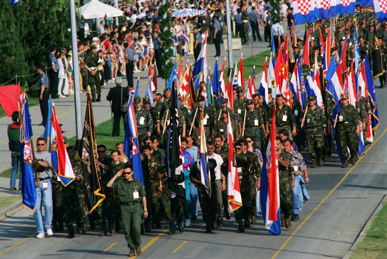 29.05.1995., Zagreb, Jarun - Mimohod Oruzanih snaga Republike Hrvatske u povodu svecanog obiljezavanja Dana drzavnosti odrzan je pred brojnim gradjanima na zagrebackom jezeru Jarun. Pred vrhovnim zapovjednikom OS, predsjednikom dr. Franjom Tudjmanom i brojnim uzvanicima predefilirali su ratni veterani noseci ratne zastave vojnih postrojbi pod zapovjednistvom generala Branka Borkovica. 
Photo: Sinisa Hancic/PIXSELL