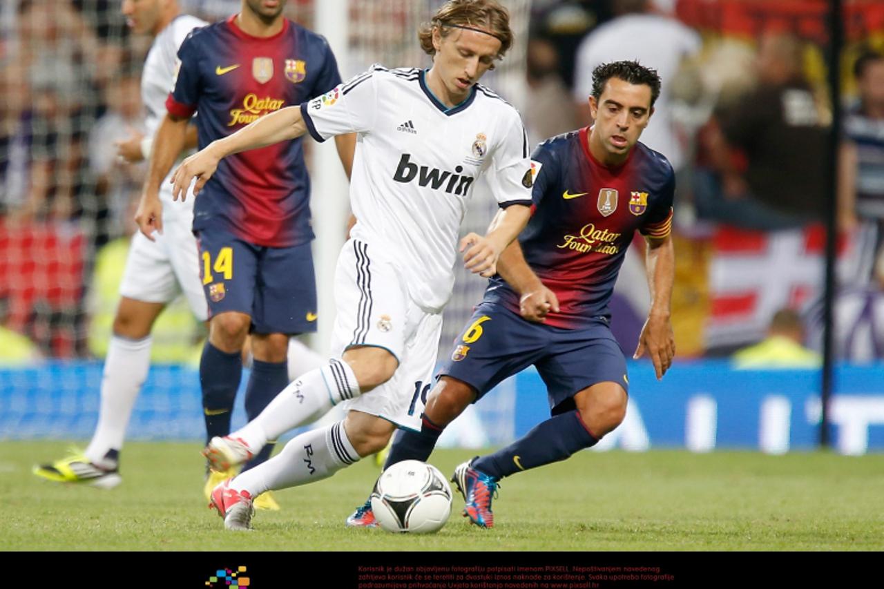 'Real Madrid\'s Luka Modric against Barcelona\'s Xavi Hernandez during Super Cup match. August 29, 2012. Foto © nph / Alvaro Hernandez). *** Local Caption ***'
