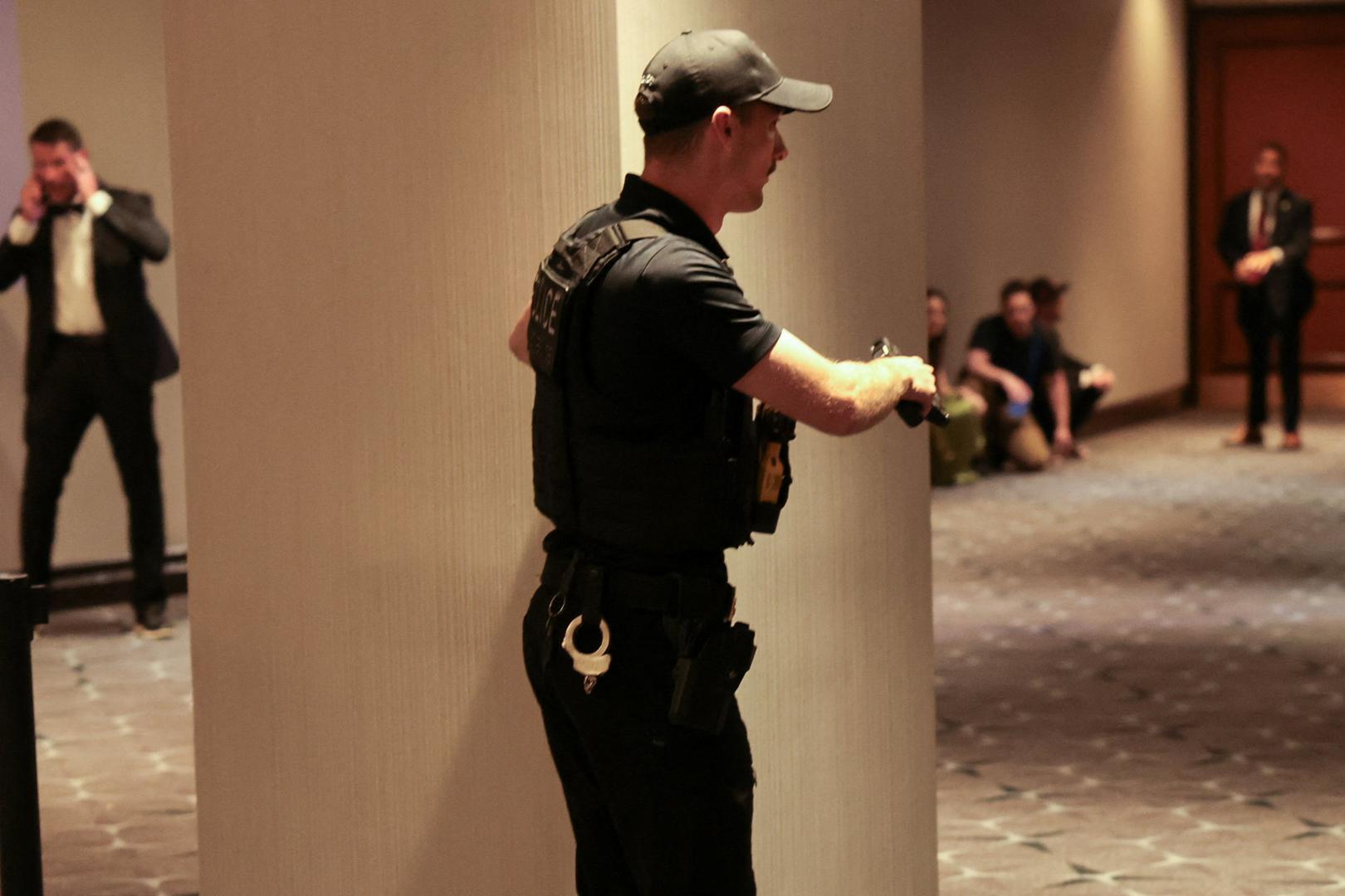 Trump i prva dama sagnuli su se iza podija prije nego što su ih časnici Tajne službe izveli. Agenti Tajne službe potrčali su prema američkom predsjedniku Trumpu i brzo su njega i Melaniju odveli na sigurno