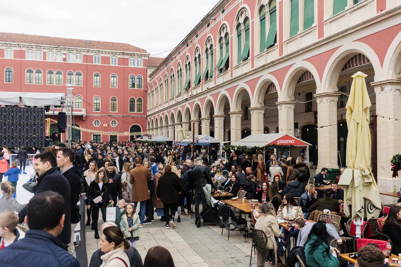 Splićani prošetali centrom grada na Badnjak