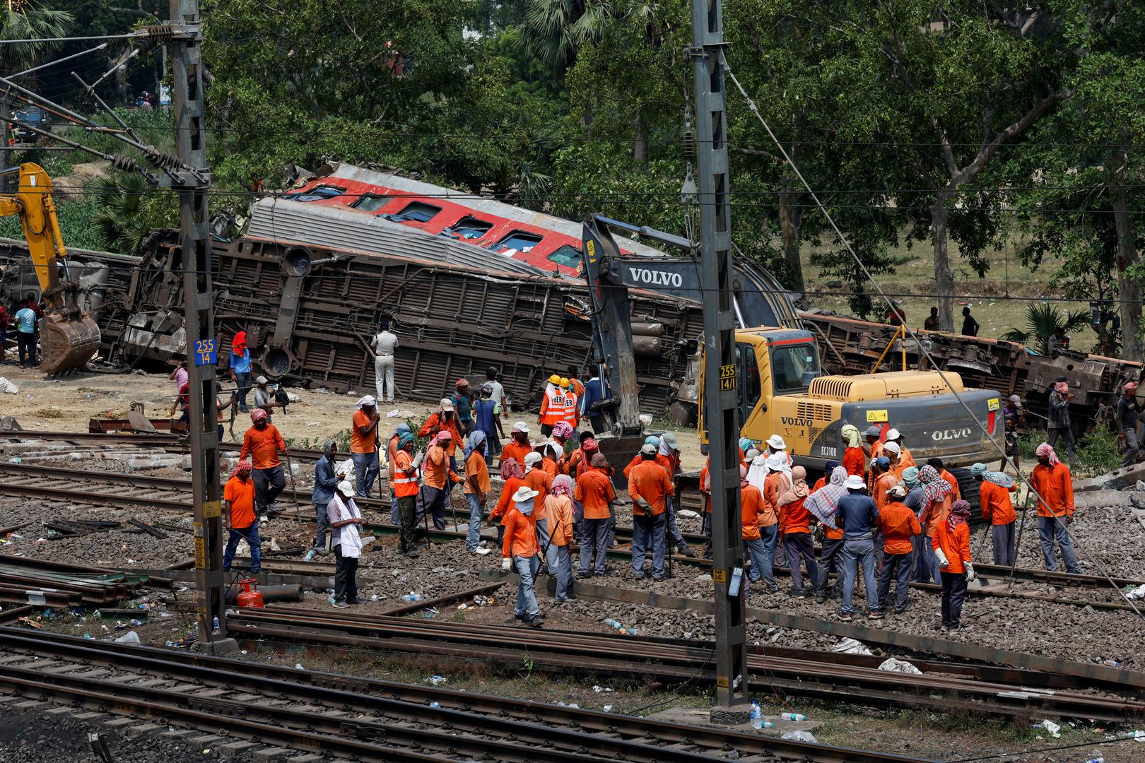 Heavy machinery removes damaged coaches from the railway tracks at the site of a train collision following the accident in Balasore district in the eastern state of Odisha, India, June 4, 2023. REUTERS/Adnan Abidi Photo: ADNAN ABIDI/REUTERS