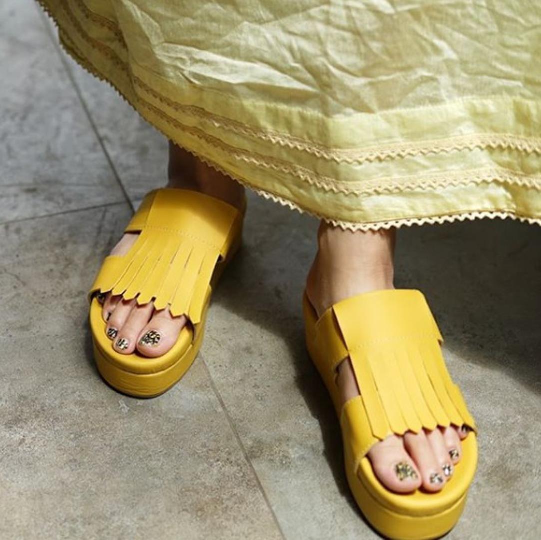 Izbjegavajte ih što više možete, poručuje liječnica Hillary Brenner, objašnjavajući kako debeli potplati platformi prouzročuju nestabilan hod zbog čega nastaju bolovi i problemi s gležnjevima.