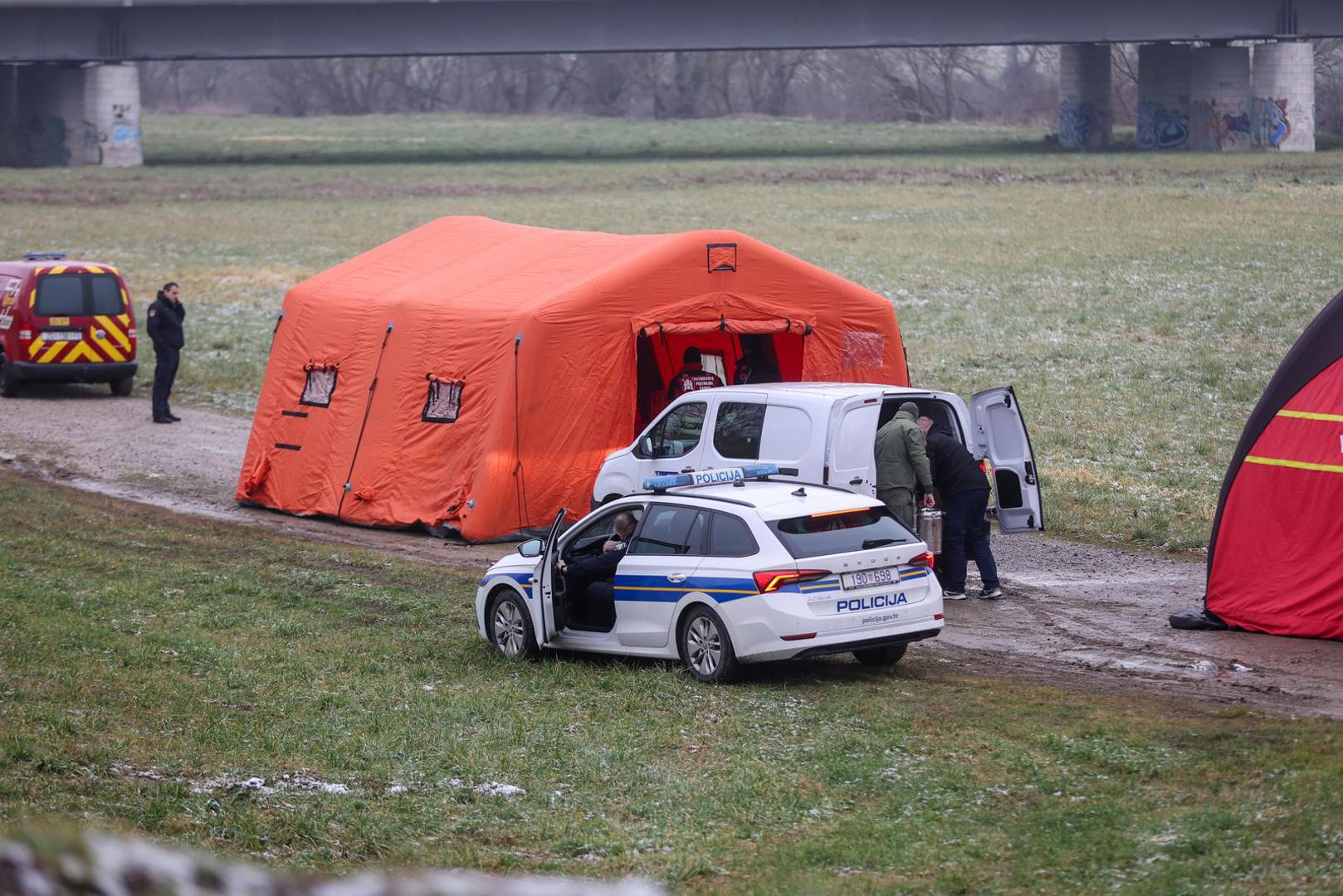 16.01.2025., Zagreb - Vatrogasci, policija, HGSS i Civilna zastita uz rijeku Savu gdje se pripremaju za nastavak potraga ze nestalim dijetetom u rijeci. Photo: Igor Kralj/PIXSELL