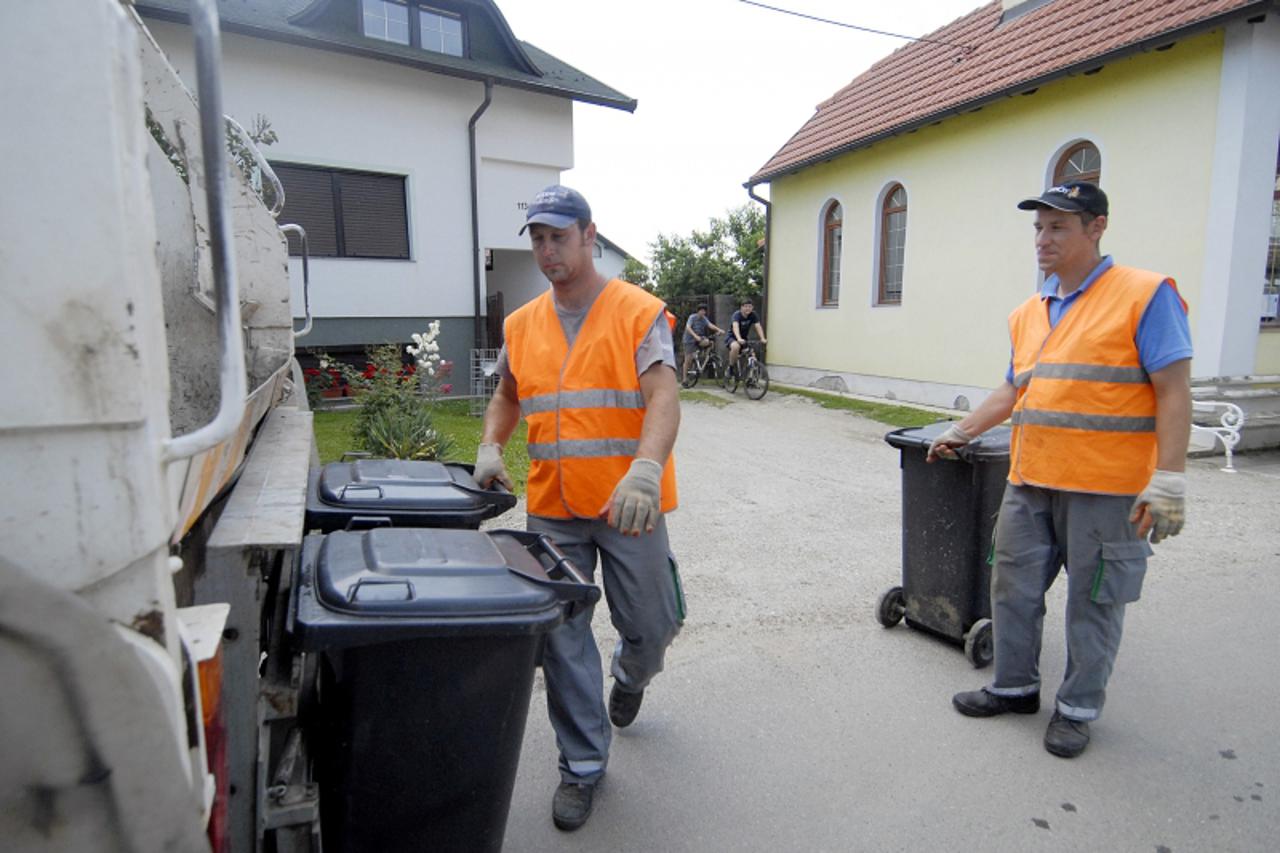 'varazdin/medjimurje, 03.07.2009., varazdin, djelatnici varkoma odvoze smece, ilustracija za temu o mogucem poskupljenju odvoza smeca Photo: Marko Jurinec/Vecernji list'