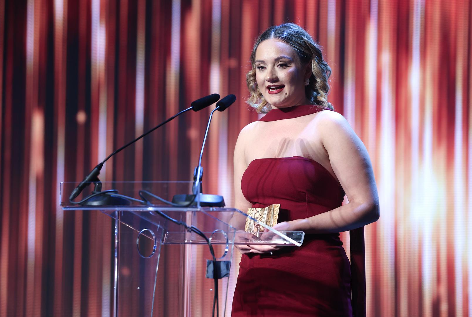 Za izuzetno ostvarenje mladih glumaca nagrađena je Vanja Čiča za ulogu Snahe u predstavi "Prst"