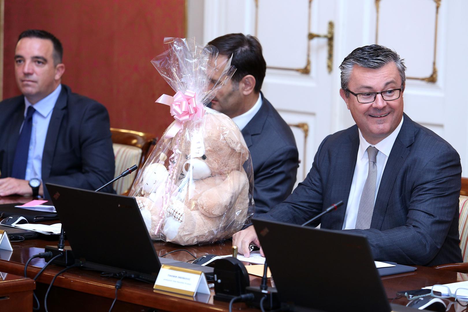 Prije početka sjednice Vlade kolege ministru Šprlji čestitali na rođenju djeteta