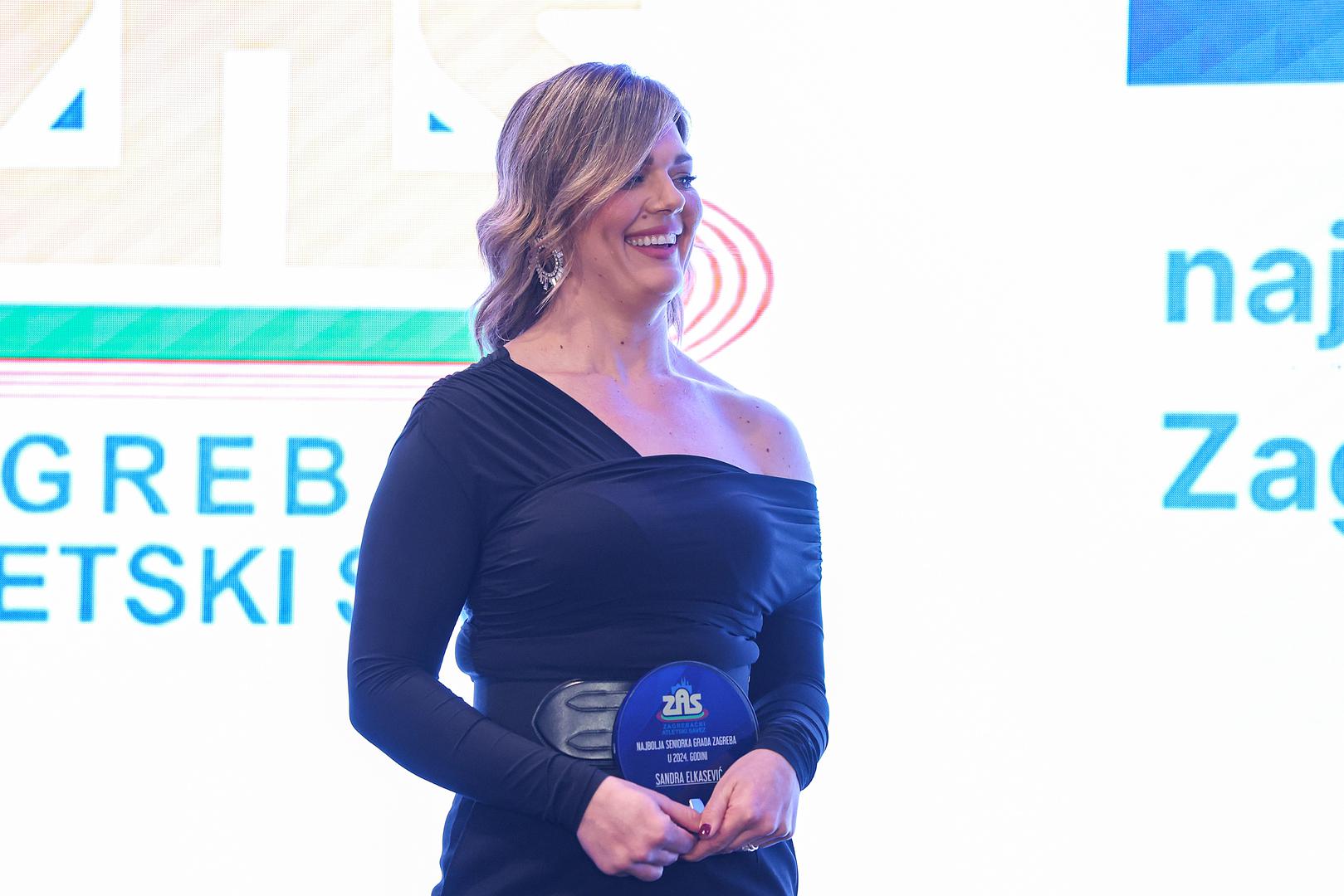 Hlače i jednostavan top naglasili su njezinu figuru, a cjelokupni izgled upotpunila je upečatljivim naušnicama. 