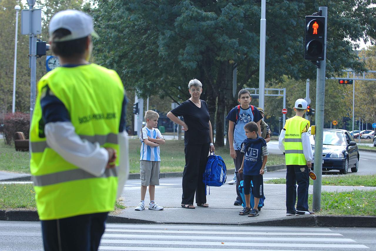 8.9.2009., Zagreb - Ulica Bozidara Magovca, Travno, OS Gustav Krklec, MUP i HAK s klincima u skoli, poduka o sigurnosti u prometu.  Photo: Patrik Macek/Vecernji list