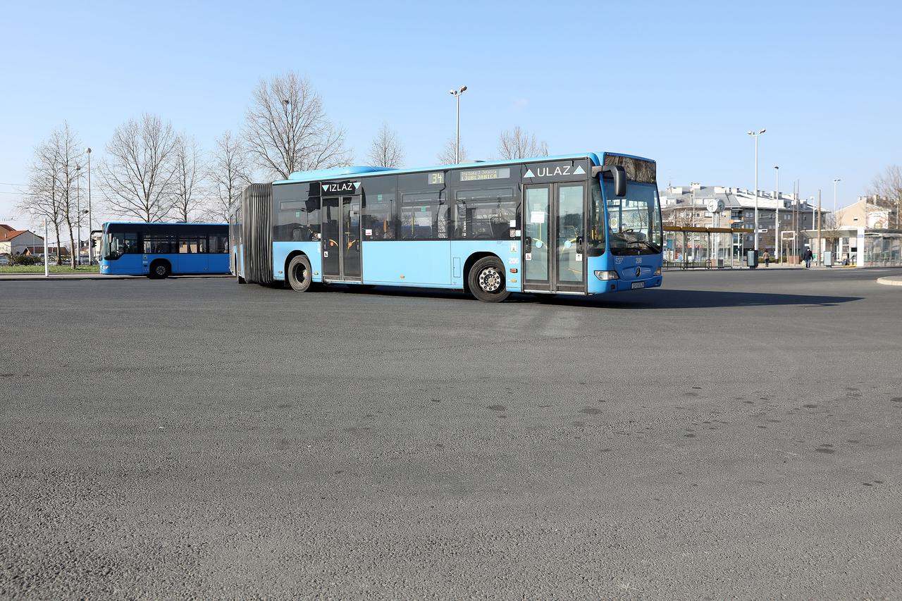 Dubec, autobus