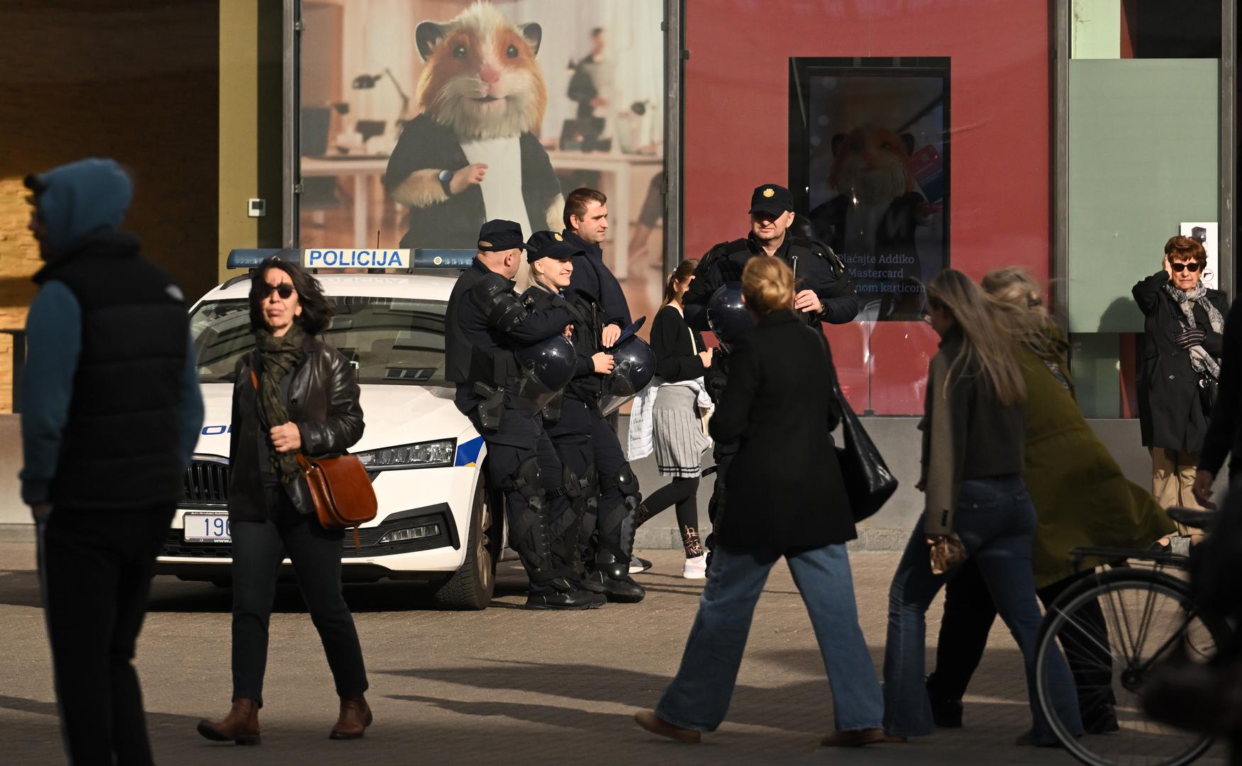 Sudionici prosvjeda nosili su zastave Hrvatske stranke prava i hrvatske zastave s prvim bijelim poljem te su puštali pjesme Marka Perkovića Thompsona, među kojima i “Bojnu Čavoglave”