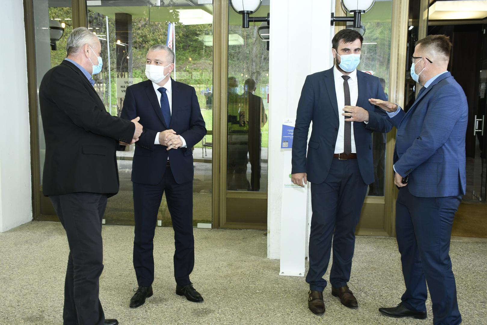19.04.2021.,Topusko - Predsjednik Vlade Andrej Plenkovic sudjelovao je  na sastanku Stozera civilne zastite Republike Hrvatske u dijelu koji se odnosi na otklanjanje posljedica katastrofe uzrokovane potresom na podrucju Sisacko-moslavacke, Zagrebacke i Karlovacke zupanijePhoto: Nikola Cutuk/PIXSELL