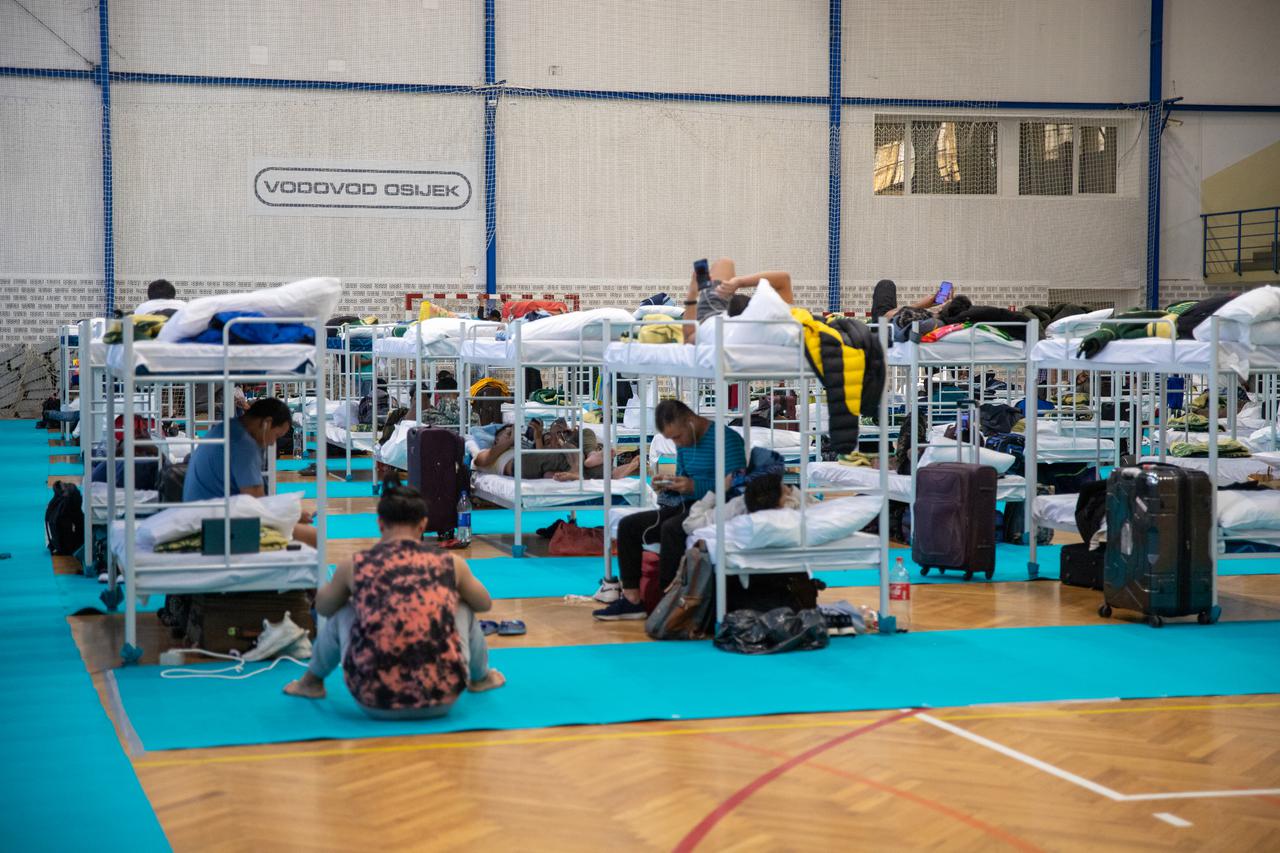 Osijek: Sportska dvorana gdje su evakuirani zaposlenici tvrtke Drava International