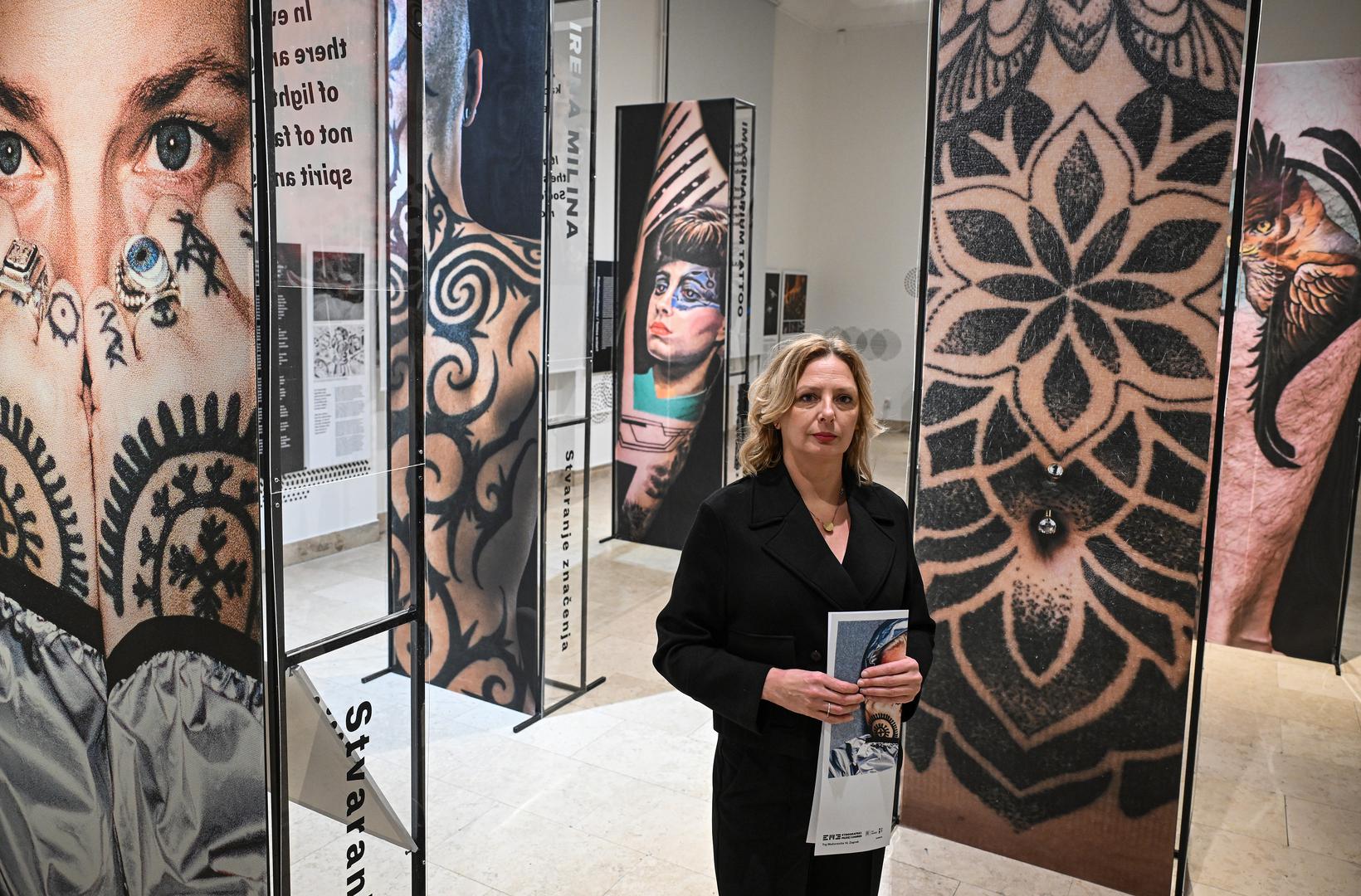 Autorica izložbe je Tea Rittig, a izložba obrađuje povijest i suvremenost tetoviranja kao dinamični kulturni fenomen, danas općenito prihvaćen popularnom kulturom