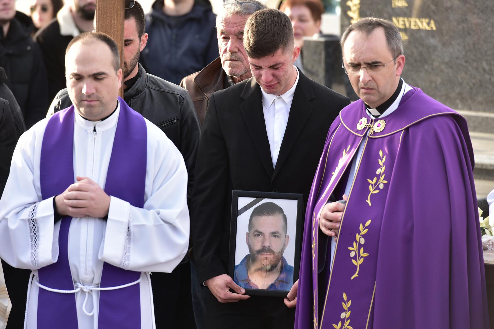 Obitelj i prijatelji oprostili su se danas od zadarskog glazbenika Davida Ricova, koji je iznenada preminuo u 38. godini. 