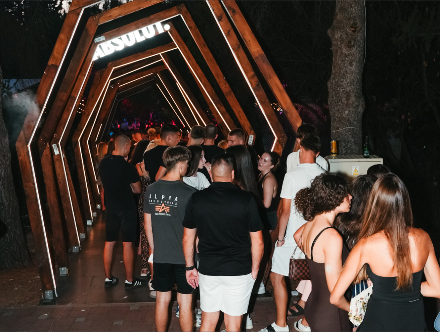 “Bravo, Vodice. Svaka vam čast. Hvala puno. Hvala vam za divnu noć, vidimo se. Volimo vas”, poručili su. Nezapamćen interes za njihov koncert rezultirao je i novim datumom. Jala Brat i Buba Corelli u Vodice se vraćaju 10. kolovoza, kada će održati reprizu spektakla. 