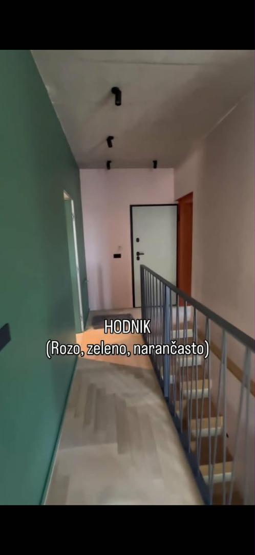 Svaka prostorija priča svoju priču kroz odvažne boje. Hodnik dočekuje u kombinaciji ružičaste, zelene i narančaste.