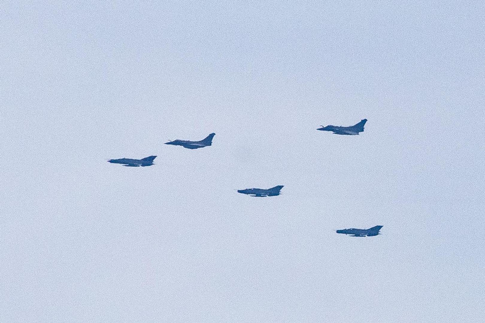 Charles de Gaulle je u operativnu službu ušao 2001. a s njegove palube polijeću borbeni zrakoplovi Dassault Rafale M i zrakoplovi za radarski nadzor i elektronsko izvđanje E-2C Hawkeye. Uz avione, tu su i helikopteri AS365F Dauphin, EC725 Caracal i AS532 Cougar.