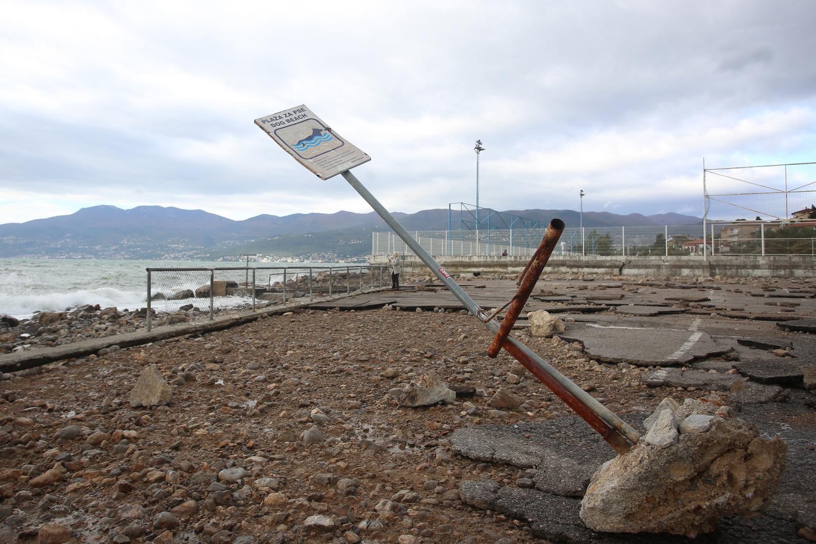 U Rijeci je jugo izbacilo naplavine ispred stadiona i pseće plaže na Kantridi.