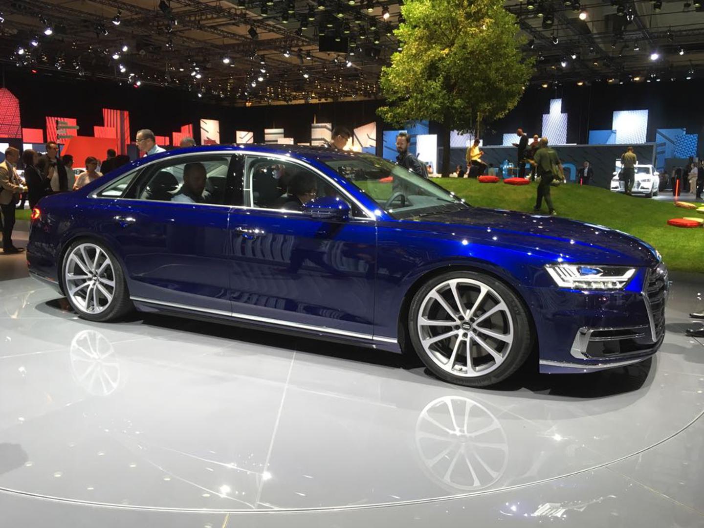 Audi je na Summitu 2017. u Barceloni premijerno pokazao novi A8. Novi A8 će se od jeseni prodavati na jačim europskim tržištima, a nakon toga kreće i na ostala tržišta.