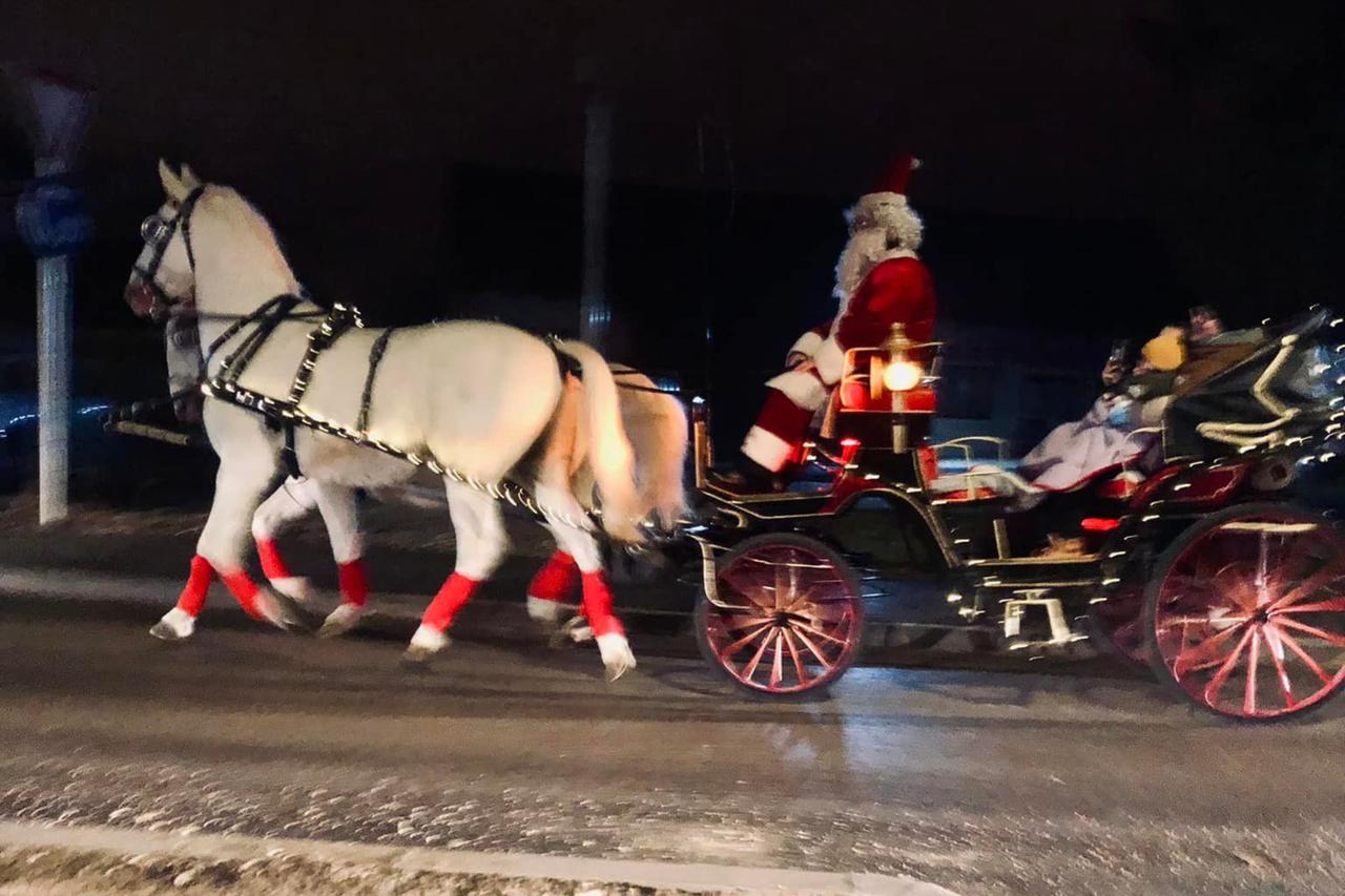 Djed Božićnjak stigao u Dubravu