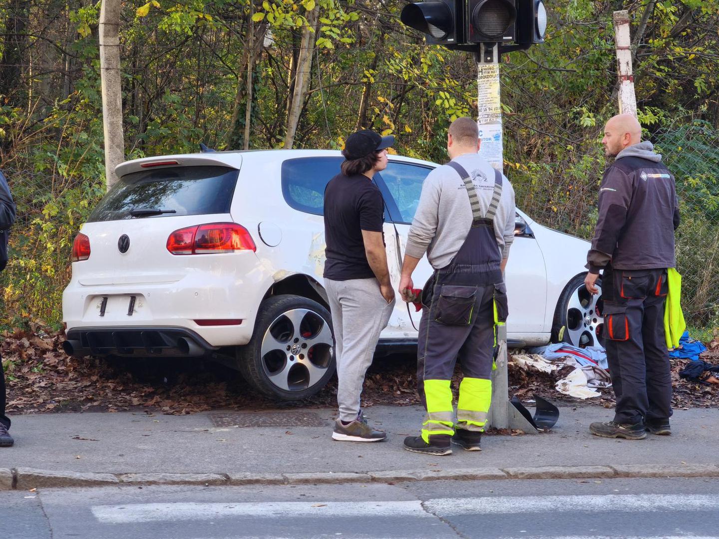 14, November, 2025, Belgrade - A serious accident occurred in Banjica when a car crashed into a group of people, and according to unofficial information two people were taken to the emergency center. Photo: S.S./ATAImages 14, novembar 2025 Beograd -Teska nesreca dogodila se na Banjici kada je automobil uleteo u grupu ljudi, a prema nezvaničnim informacijama dve osobe su prevezene u Urgentni centar.  Photo: S.S./ATAImages Photo: S.S./ATAImages/PIXSELL