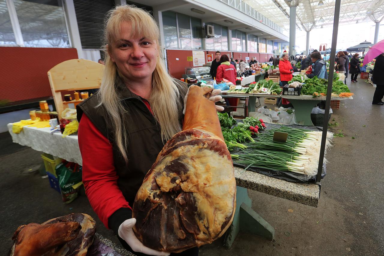 ponuda delicija na gradskoj tržnici osijek