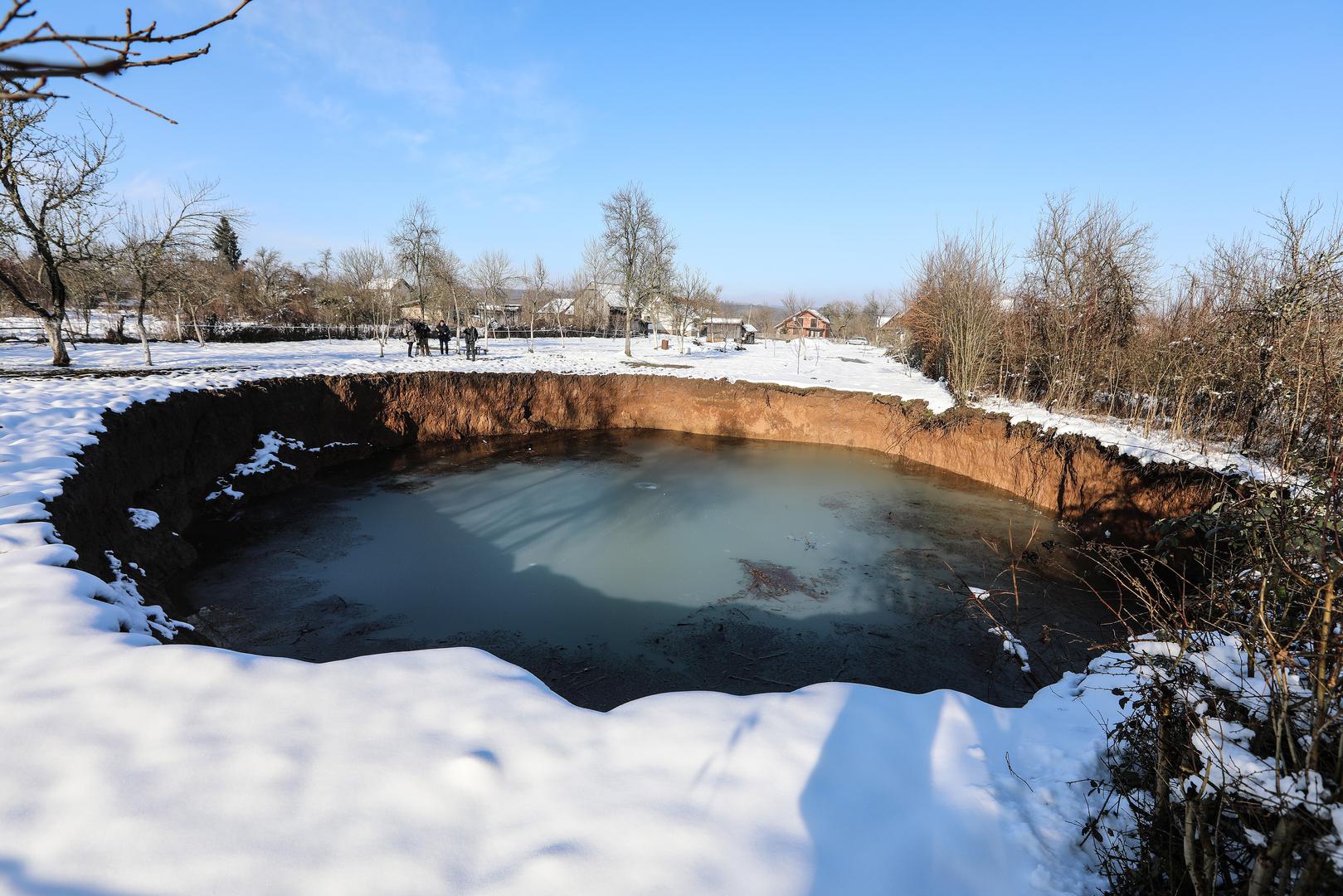 02.02.2021., Petrinja - Na podrucju sela Mecencani u potresom tesko pogodjenoj Sisacko-moslavackoj zupaniji pojavile su se rupe koje predstavljaju opasnost za tamosnje stanovnistvo. U zadnjih dvadeset i cetri sata pojavile su nove pukotine i rupe tako da ih je do sada preko sedamdeset. Najveca rupa  u promjeru ima preko 25 metara, koja zabrinjava i Iliju Blatincica mjestanina Mecencana cija je kuca u neposrednoj blizini. Photo: Robert Anic/PIXSELL