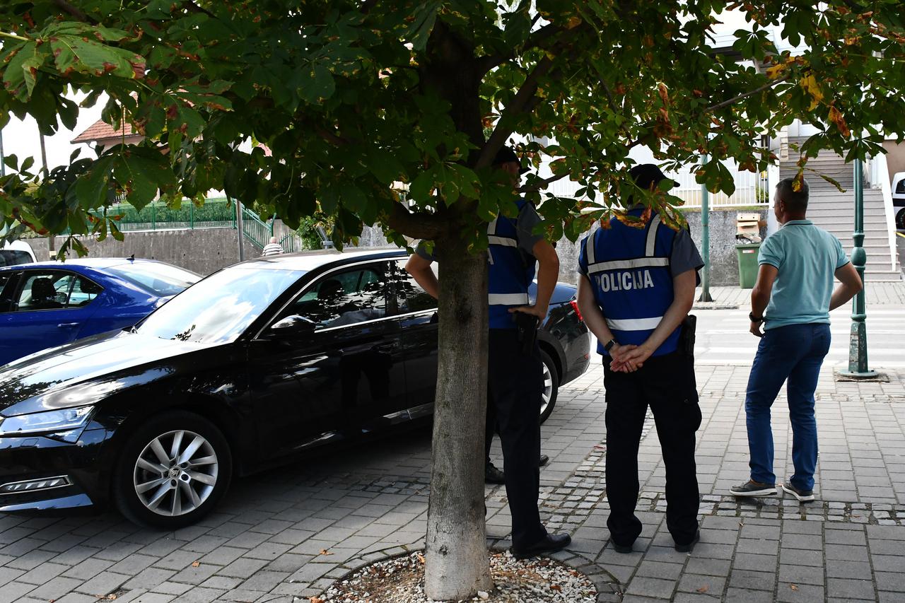 Gradačac: Očevid na policijskom automobilu na koji je pucao Nermin Sulejmanović