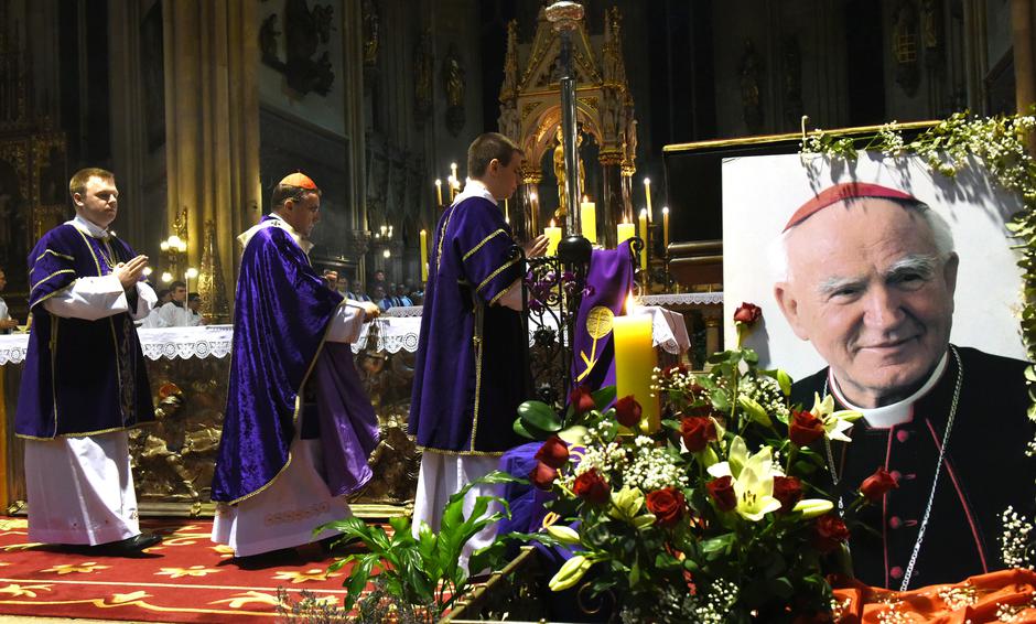 U Zagrebackoj katedrali nadbiskup kardinal Josip Bozanic odrzao je misu povodom 14 godisnjice smrti nadbiskupa i kardinala Franje Kuharica.