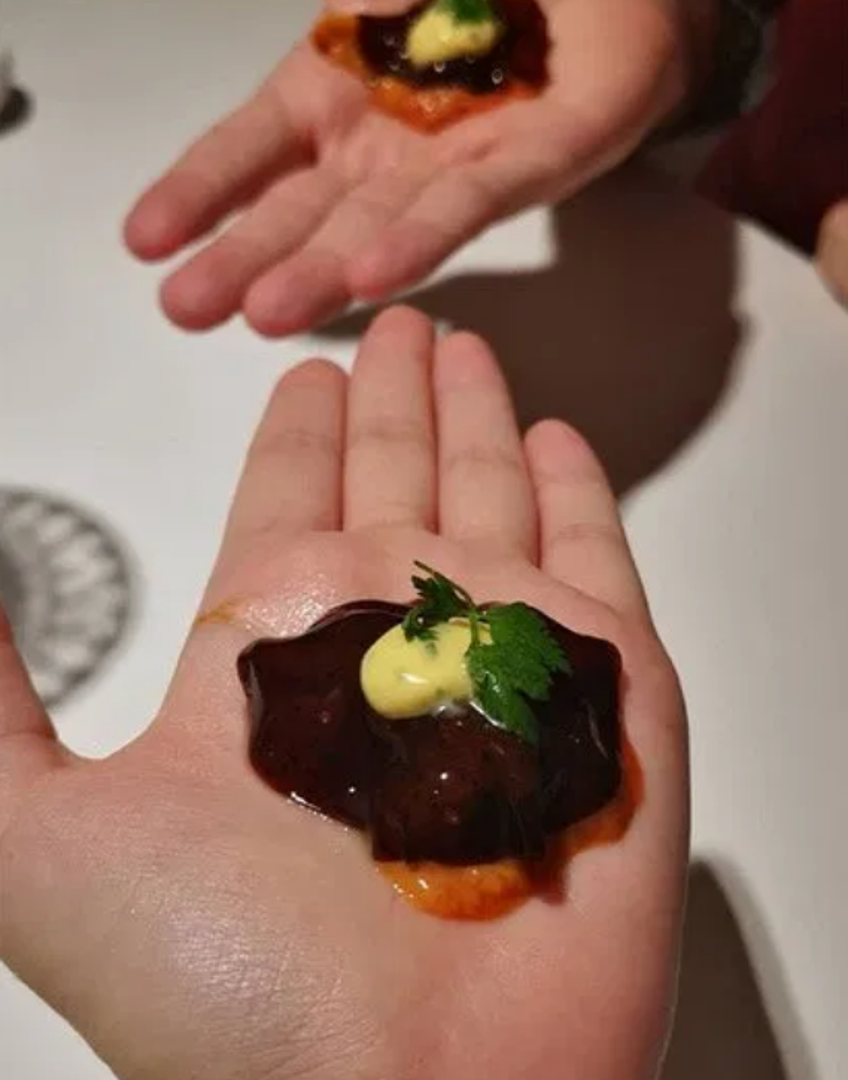 Ovaj način zaslužuje prvo mjesto na listi najčudnije posluženih jela u restoranu.